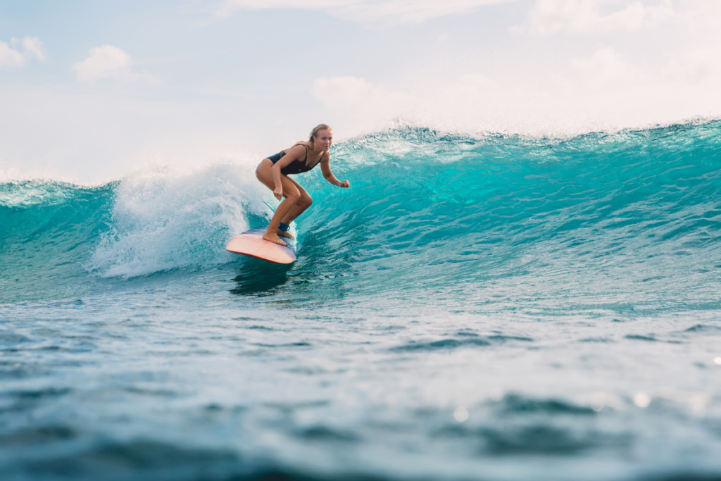 Eine Surferin reitet eine Welle an der Küste von Marokko